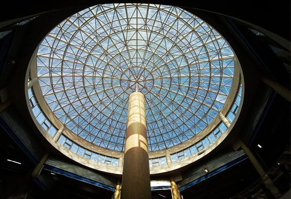Tragaluz integrado en una estructura de marco espacial