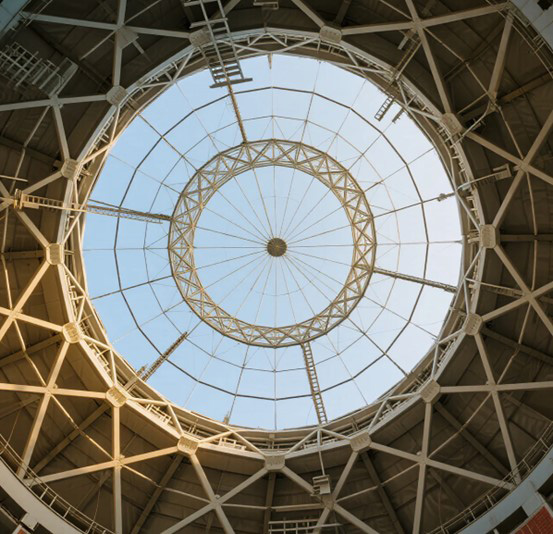 Edificio con techo de cúpula y estructura de celosía espacial