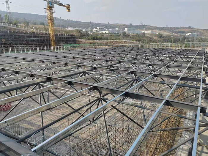 La estructura espacial de acero mejora la ventilación y la iluminación en el interior del edificio.