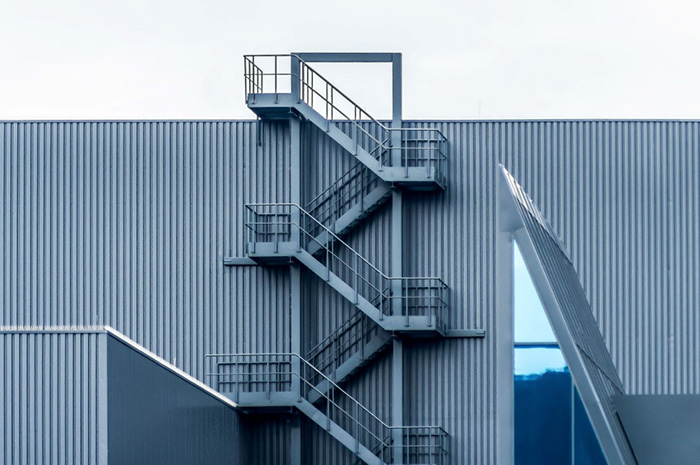 Almacén con estructura de acero en construcción