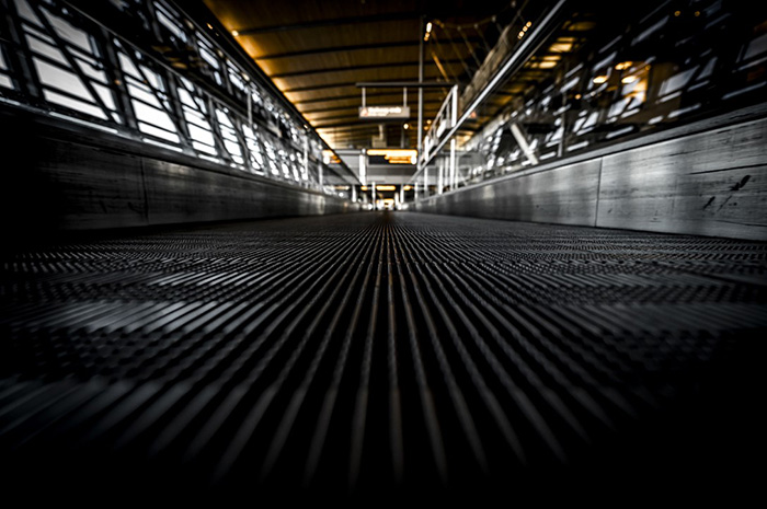 Interior de un almacén con estructura de acero