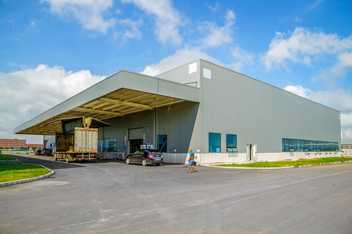 Almacén de oficinas con estructura de acero